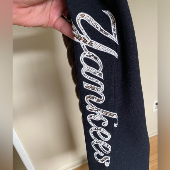 Kith × New York Yankees
Kith/New York Yankees snakeskin logo sweatpants size xs - Picture 3 of 7